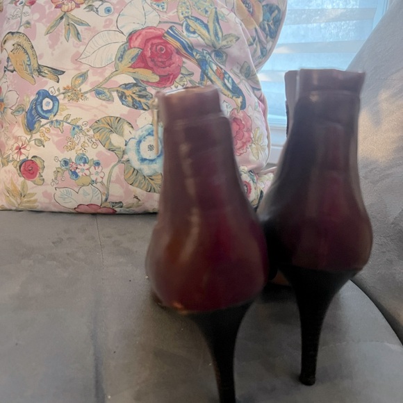 Burgandy ankle boot with silver zipper - Picture 3 of 3